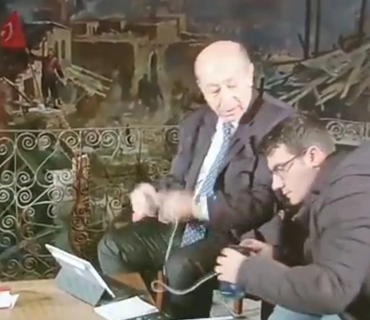 Gazeteci Muharrem Sarıkaya’dan hadsiz hareket! Kameralar önünde İHA muhabiri Ahmet Demir'e tokat attı