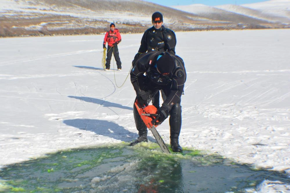 Su altı komandoları yüzeyi buz tutan Çıldır Gölü'nde dalış yaptı