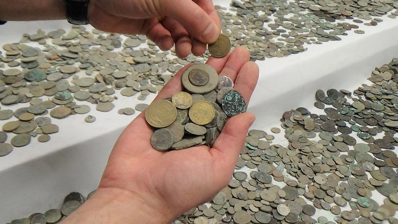 Kütahya’da tarihi eser operasyonu! Klozet ve arı kovanlarından çıktı