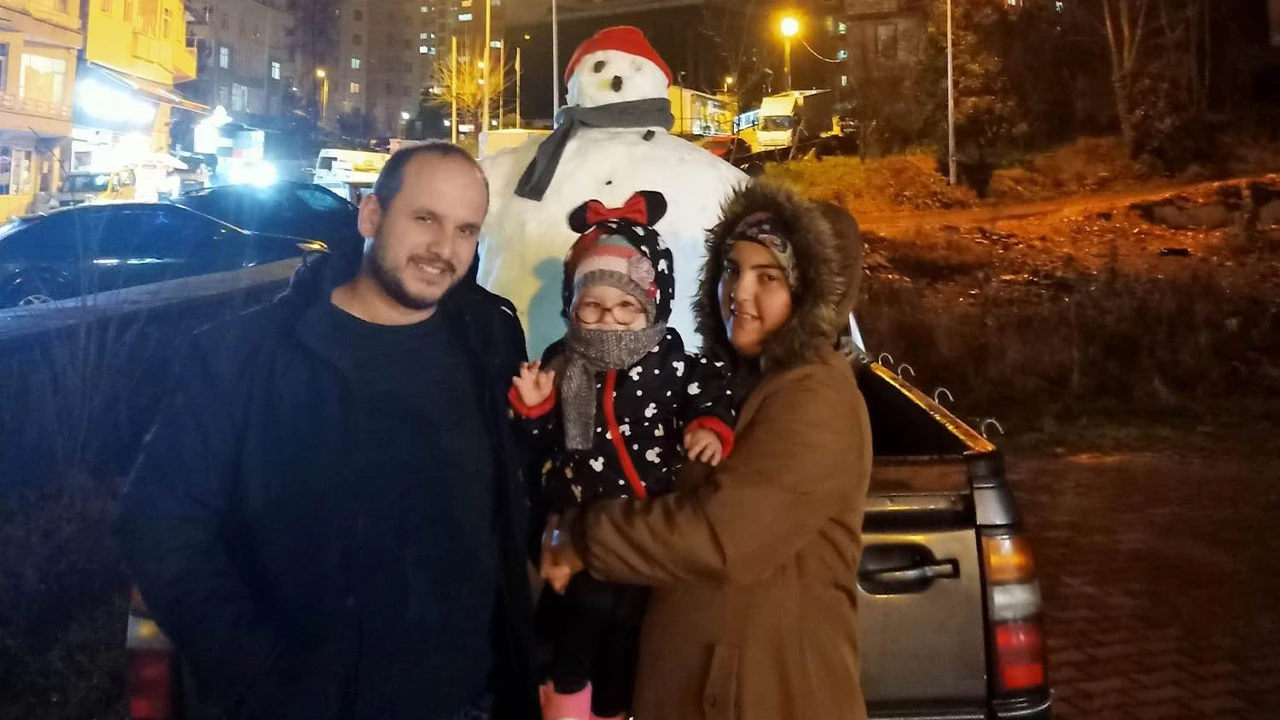 Rize’de gülümseten olay: Kardan adama kamyonet arkasında şehir turu