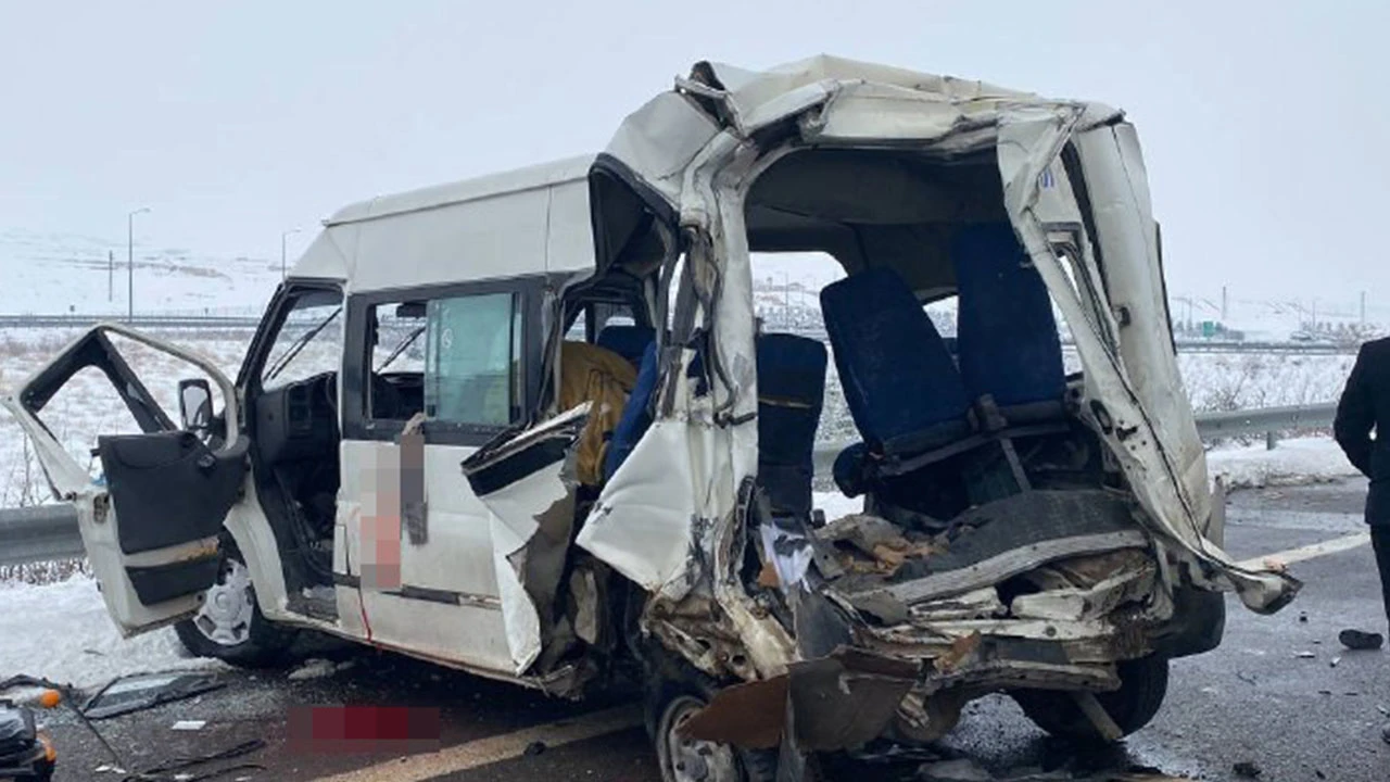 Niğde’de tır ve minibüs çarpıştı! 3 ölü 4 yaralı