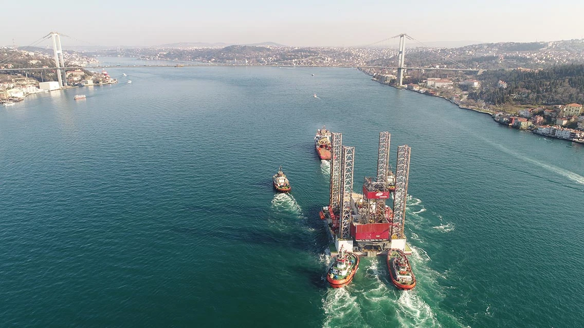 Dev petrol platformu, 15 Temmuz Şehitler Köprüsü'nden geçemedi