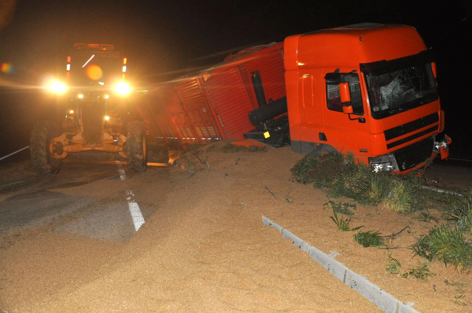Malkara'da tır kontrolden çıktı yan yattı, 10 ton buğday yola saçıldı