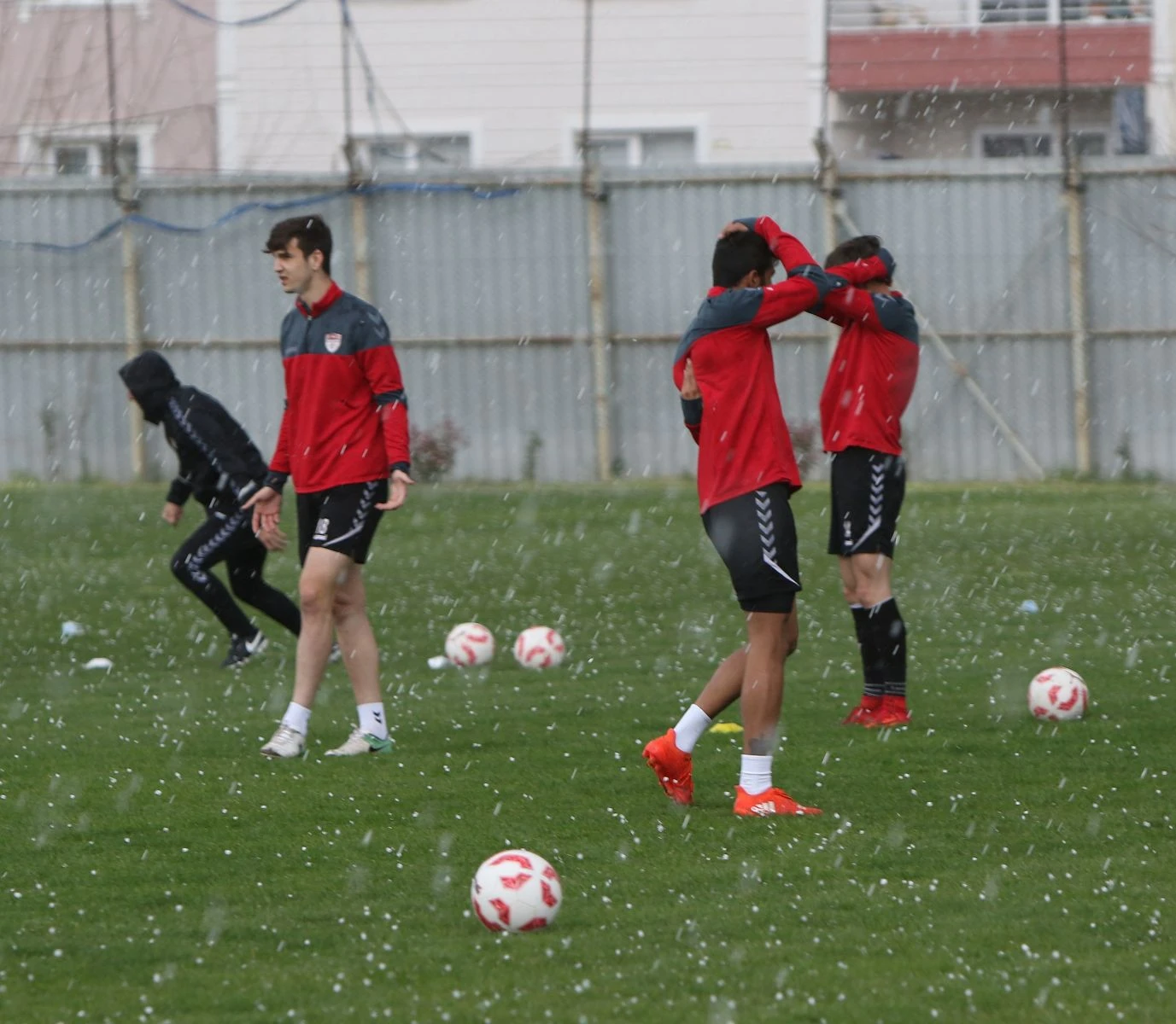 Manisaspor'un antrenmanında dolu yağışı