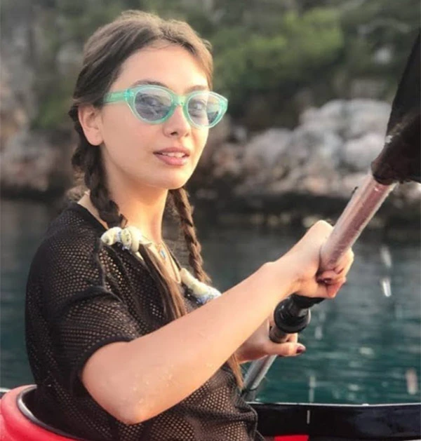 Neslihan Atagül ve Kadir Doğulu kano keyfi yaparken