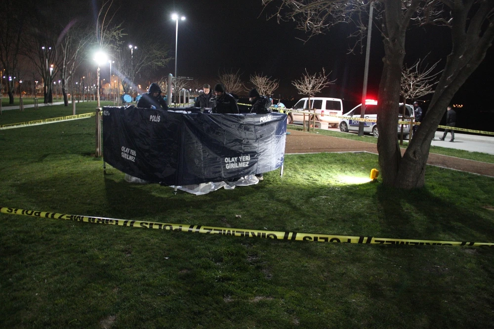 Zeytinburnu sahilde ağaca asılı erkek cesedi bulundu