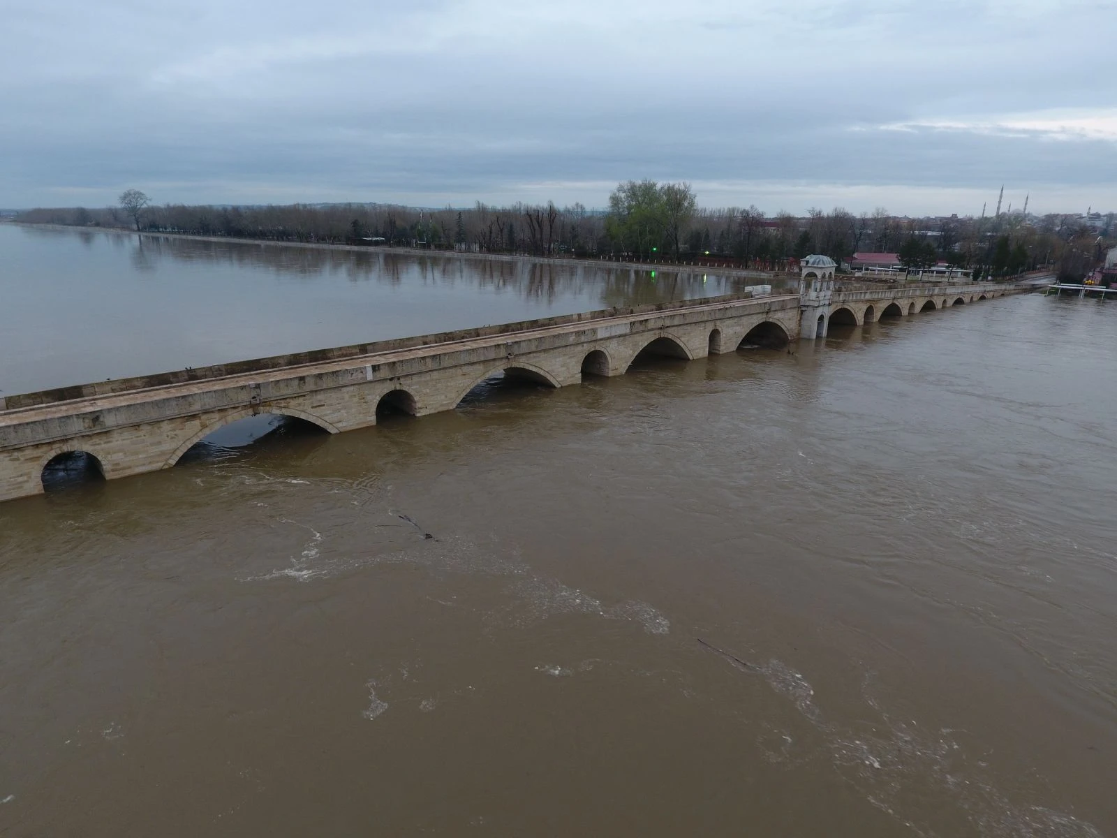 Taşkın alanını genişleten Tunca Nehri'nin yayılımı sürüyor