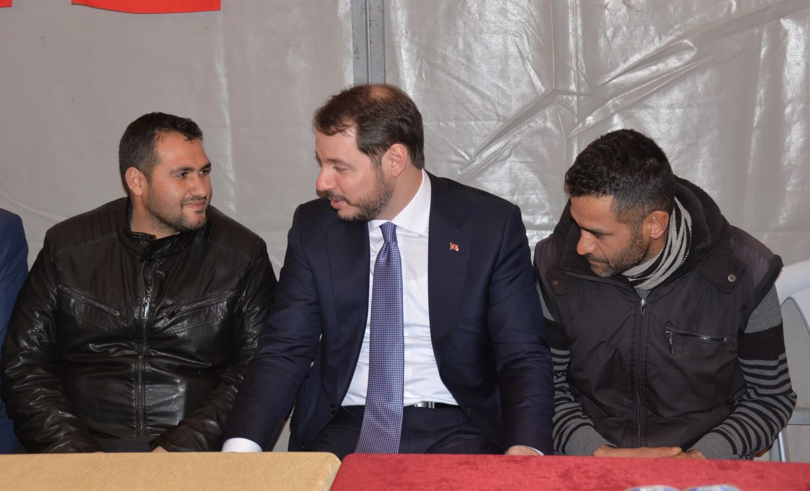 Bakan Albayrak, Reyhanlı'daki şehit ailelerini ziyaret etti