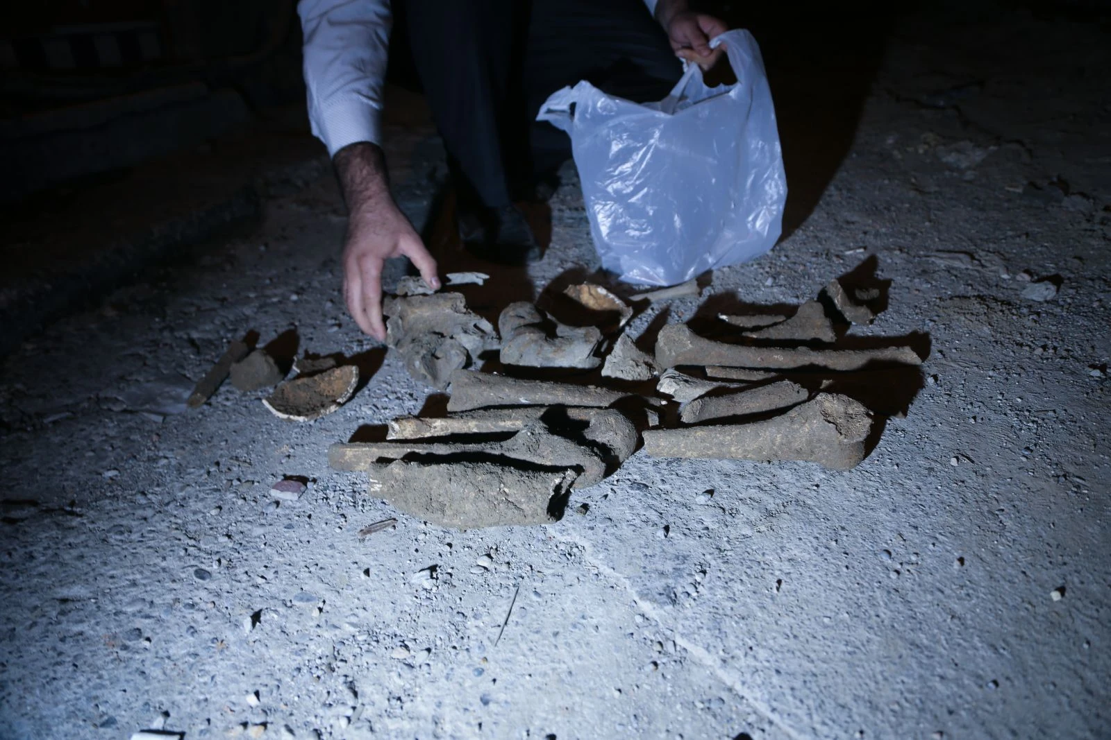 Adana'da, sit alanında arama yapan polis, insan kemikleri buldu