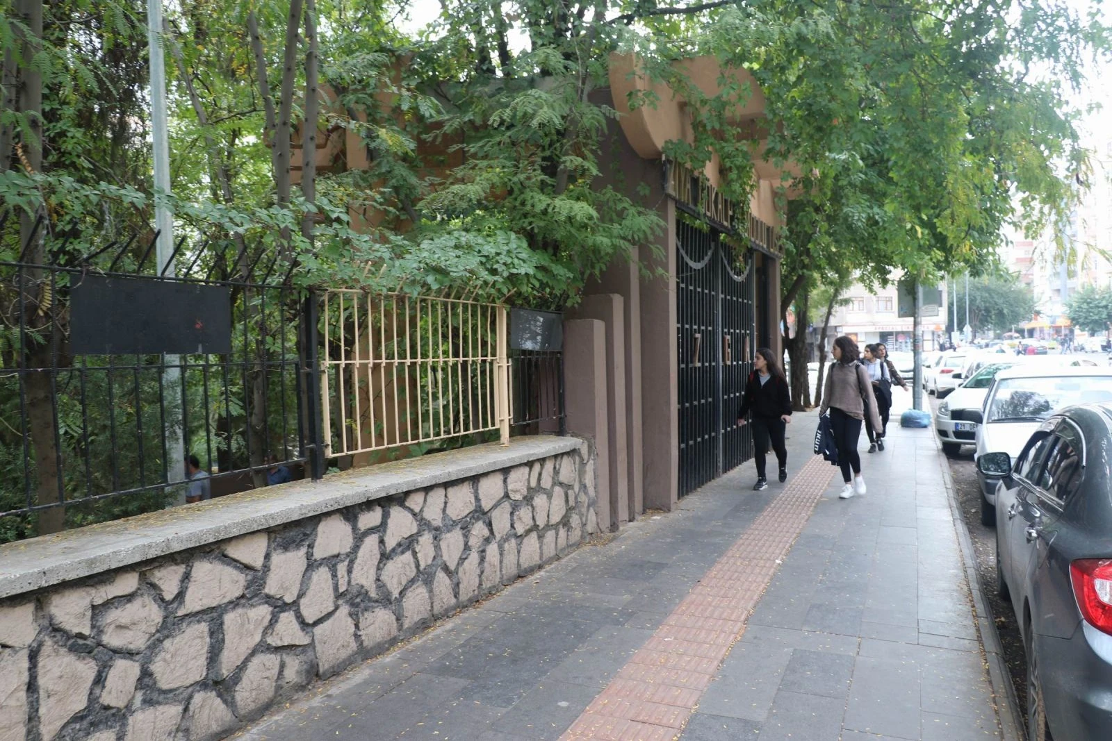 Lise bahçesi kan gölüne döndü