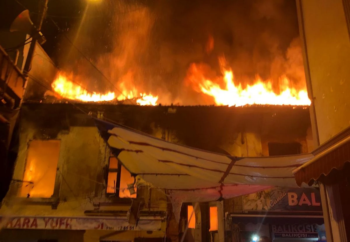 Ayvalık'ta metruk bina küle döndü!