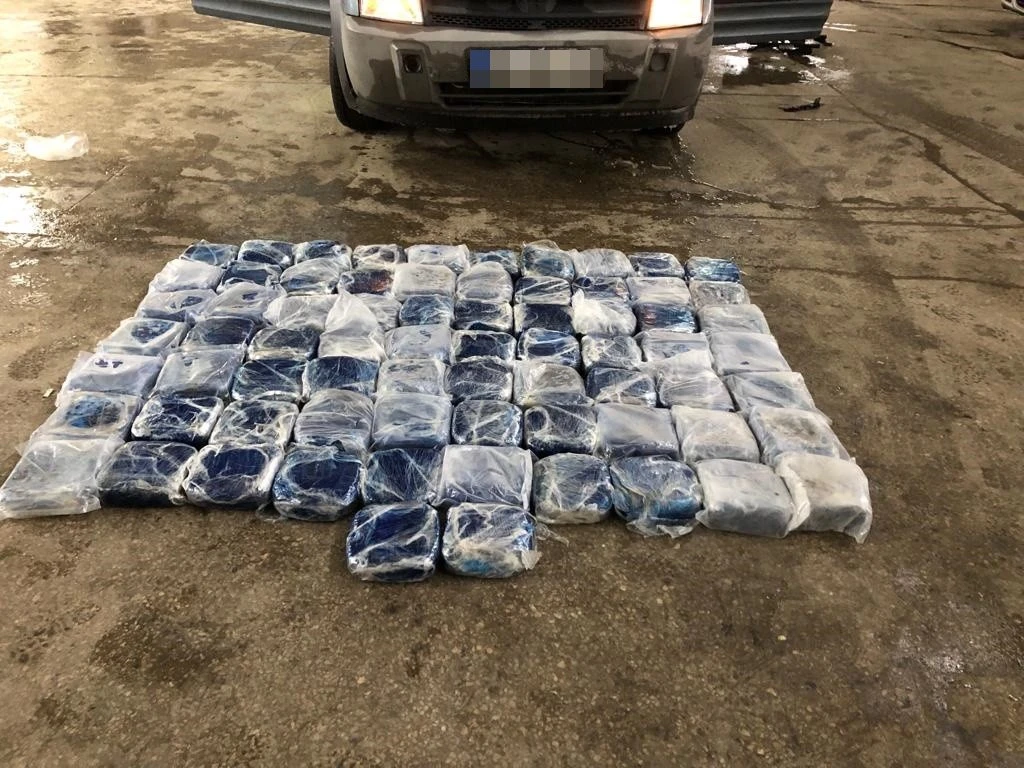 Aracın tabanındaki 82 kilo eroini alfa buldu