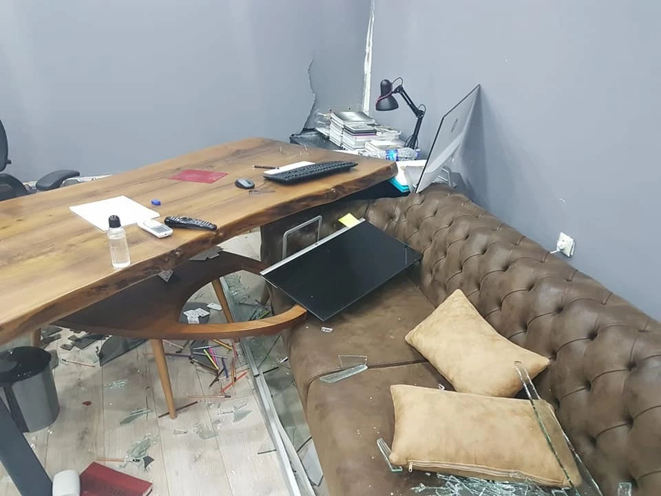 Otomobil iş yerine dalıp kayıplara karıştı