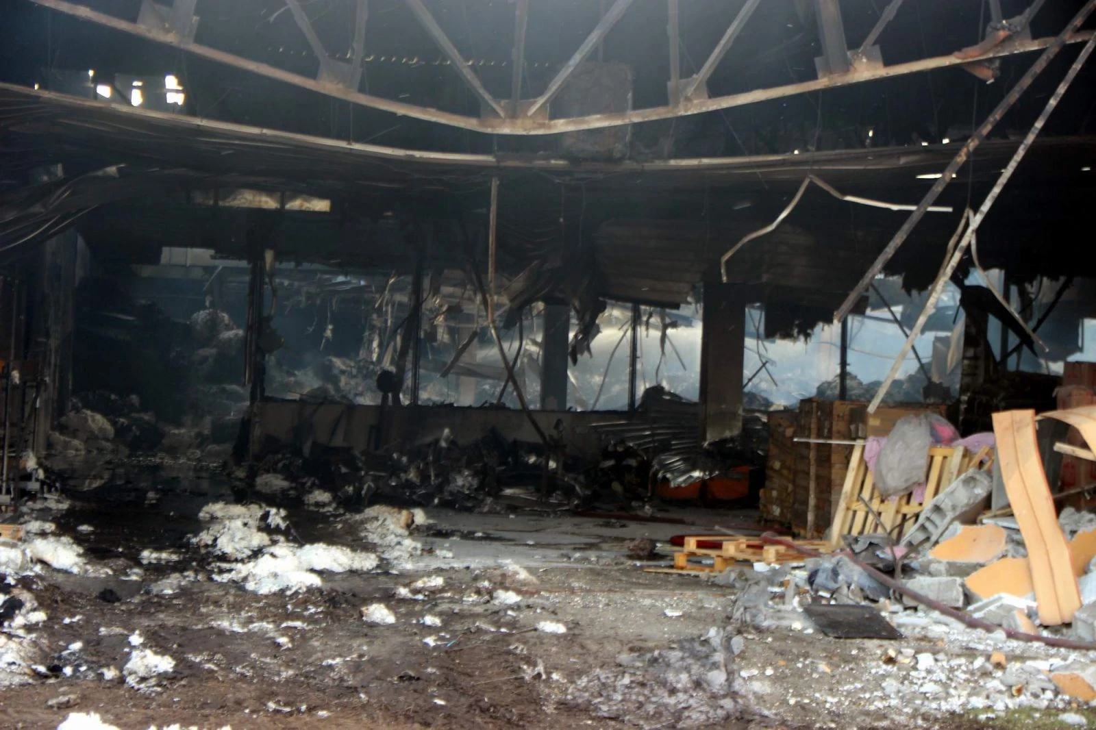 Yangındaki hasar gün ağarınca ortaya çıktı