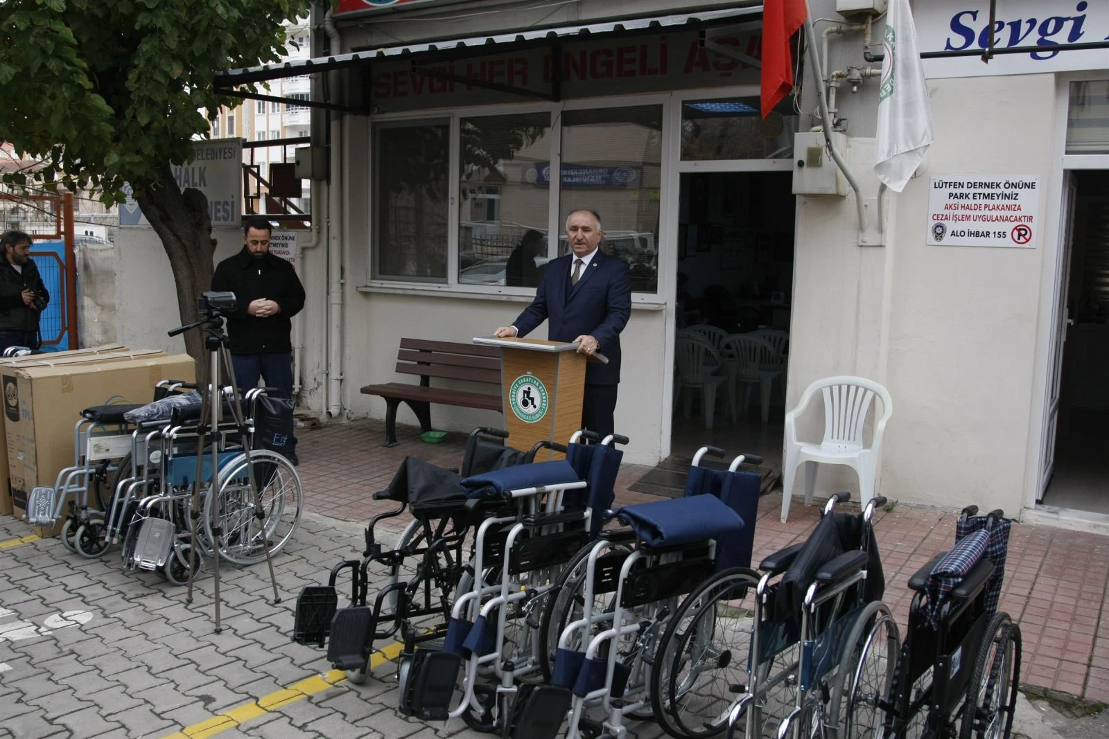 Camilerde toplanan yardımla 43 tekerlikli sandalye alındı