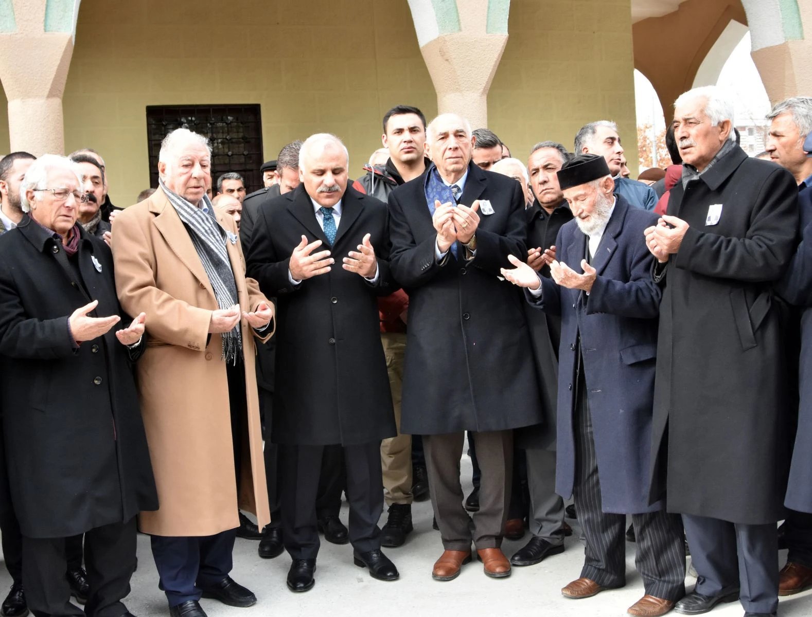 Evinde ölü bulunan doktor, memleketi Van'da toprağa verildi