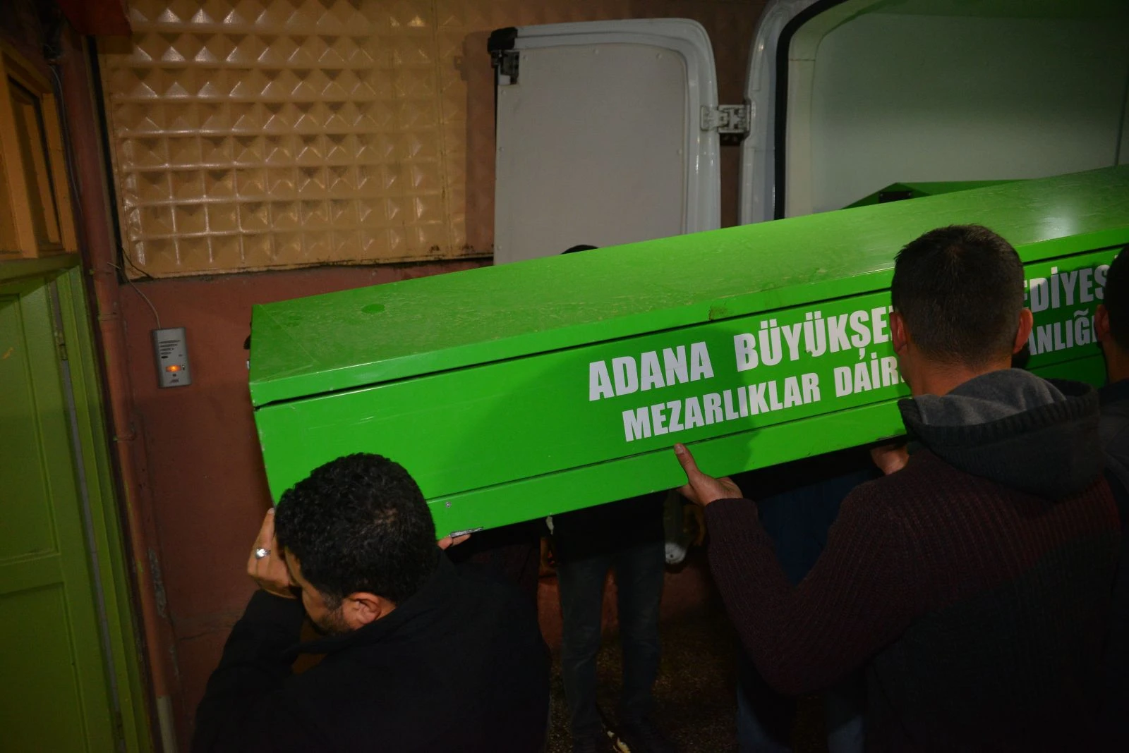 TEM'de dehşet; çekiçle öldürdü,kaçarken tır'ın  altında can verdi