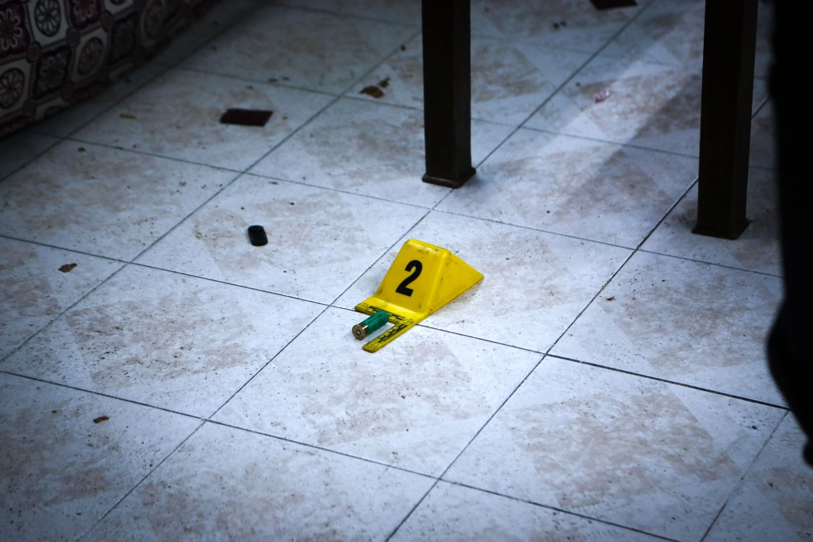 Berbere gitti, pompalı tüfekle vuruldu