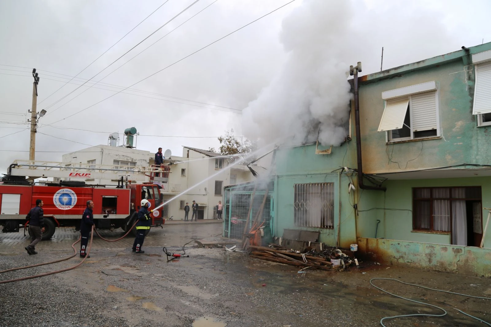 Öğle yemeğine gelince evlerinin yandığını gördüler