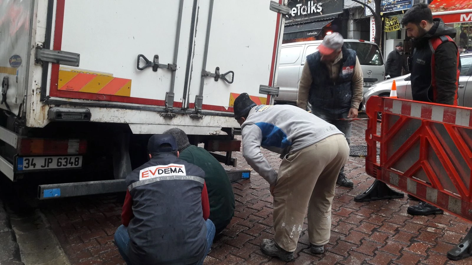 Beşiktaş’ta yol çöktü, kamyonet içine düştü