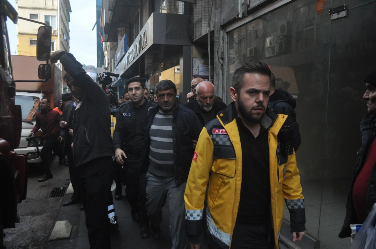 Borçları bulunan kişi 7 katlı binaya çıktı