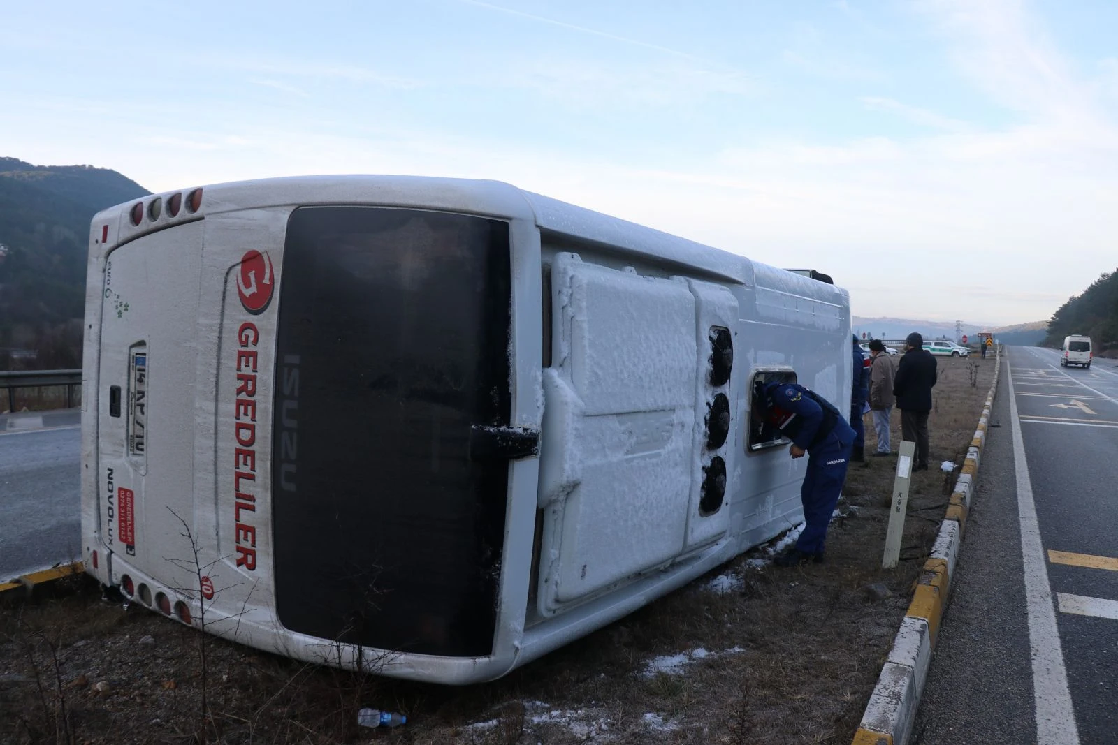Bolu'da memurları taşıyan servis devrildi: 10 yaralı