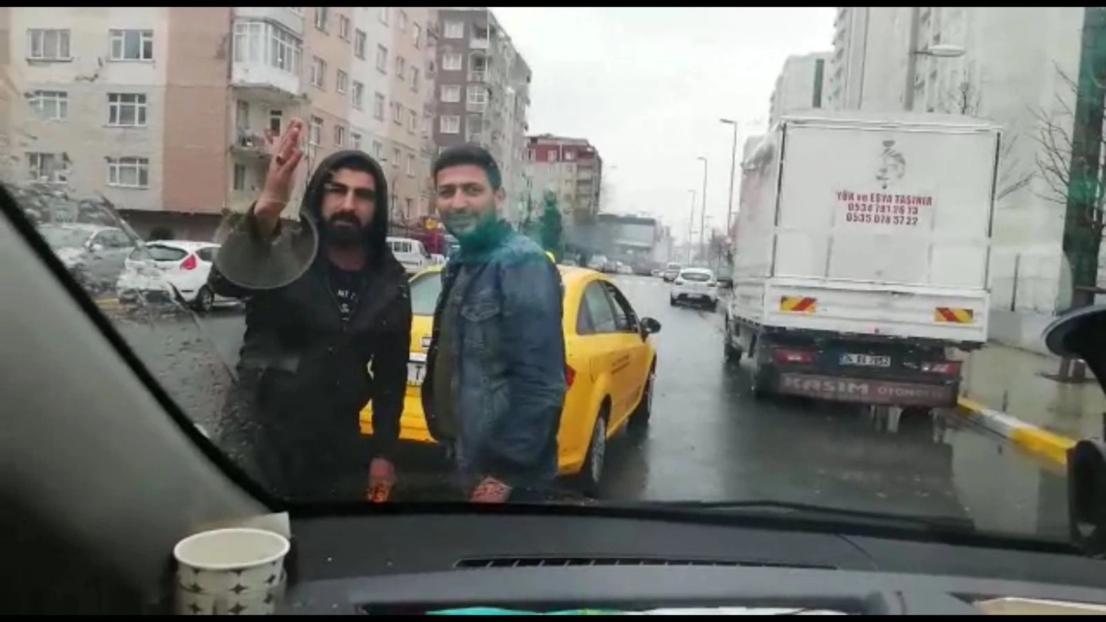 Esenyurt'ta taksiciler, UBER aracının önünü kesti, sürücüye tehditler savurdu
