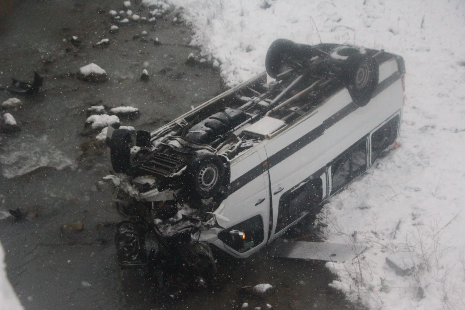 Trabzon'da yolcu minibüsü dereye uçtu: 15 yaralı