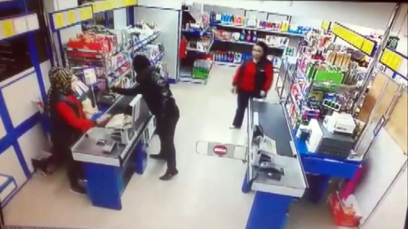 Kasiyere ürün okutturup kasayı açtırdılar, bin 430 TL'yi çalıp kaçtılar