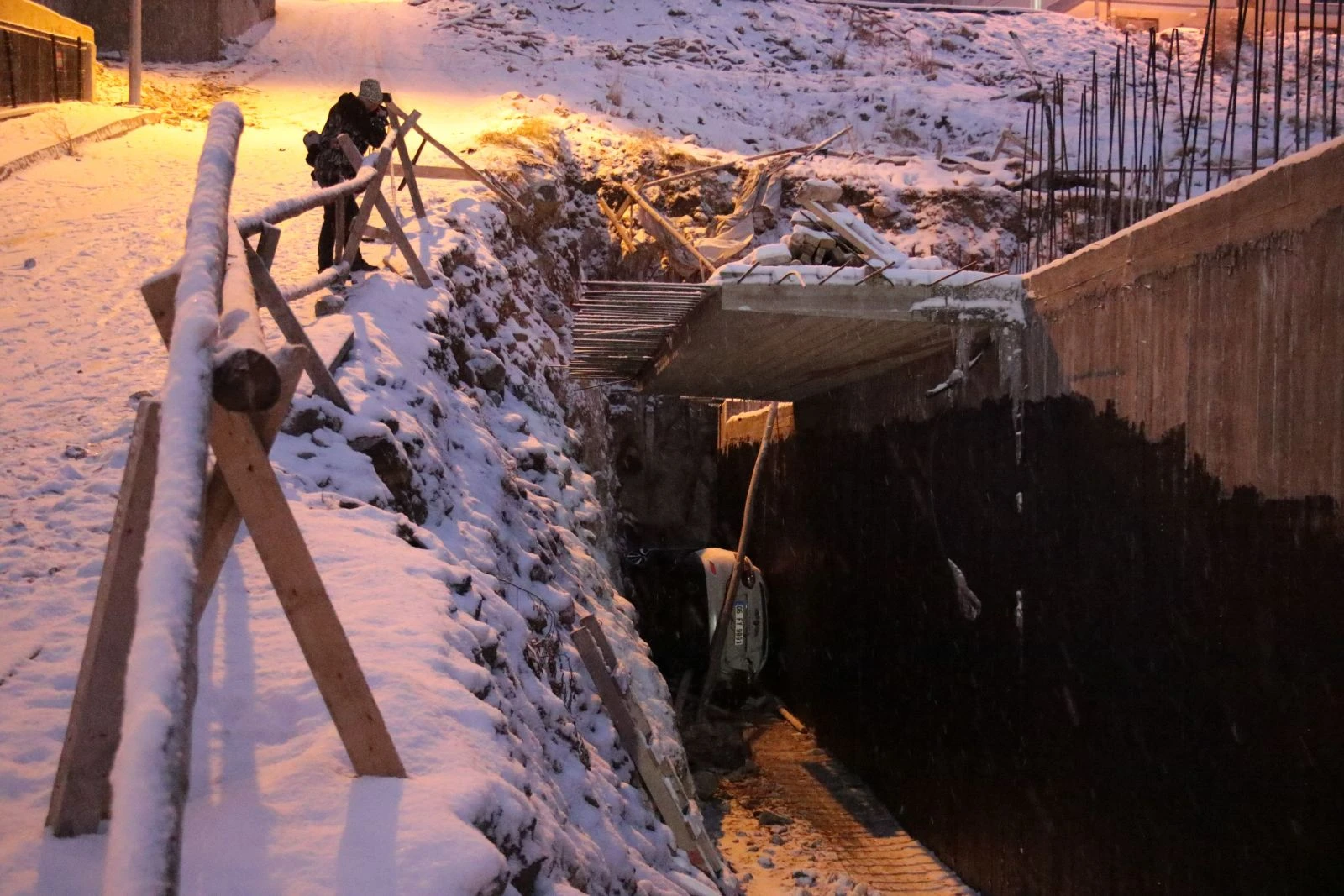 Karda kayan otomobil inşaata düştü: 2 yaralı