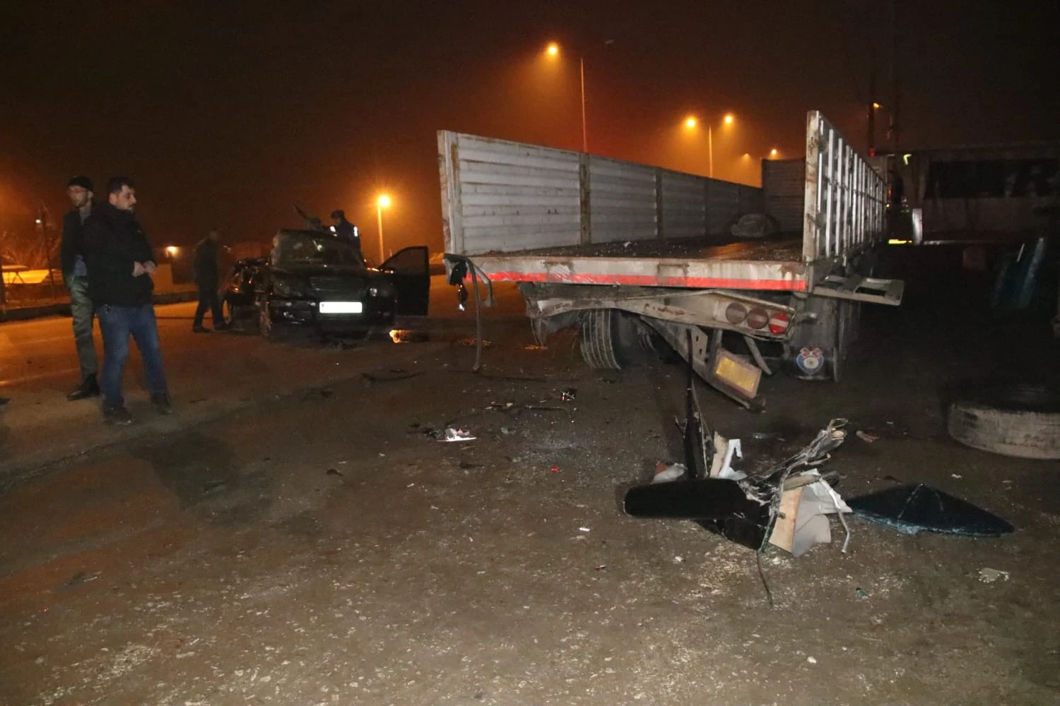 Lüks otomobil park halindeki tıra çarptı: 1 ölü, 2 yaralı