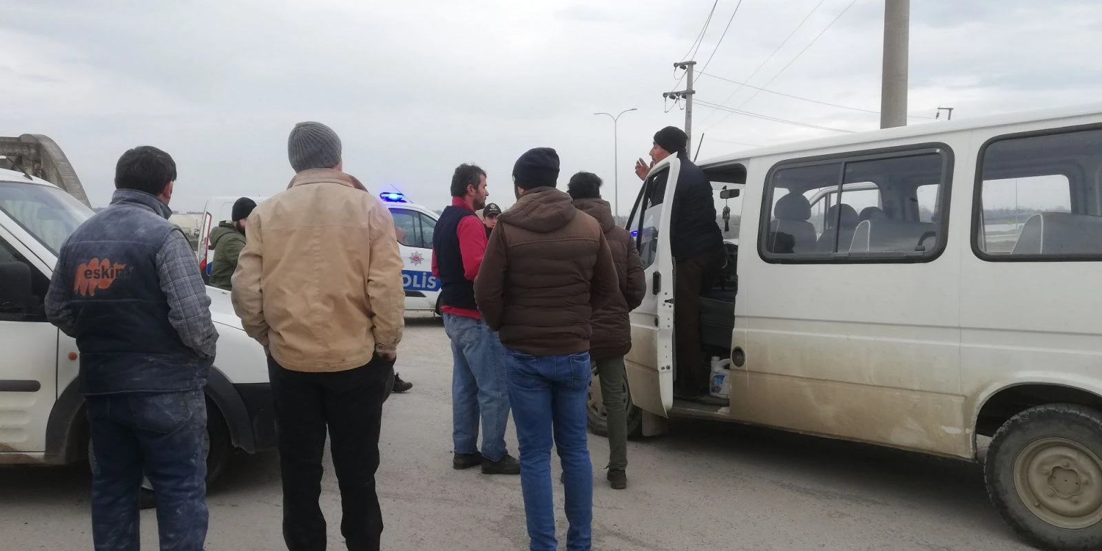 Minibüste sinir krizi geçiren genç kız polisi ve 112 ekiplerini alarma geçirdi