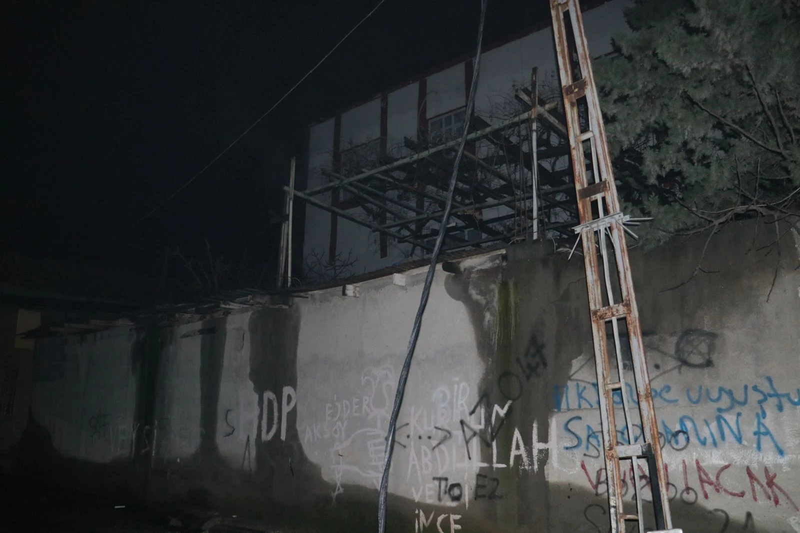 Elektrik telleri havai fişek gibi patladı