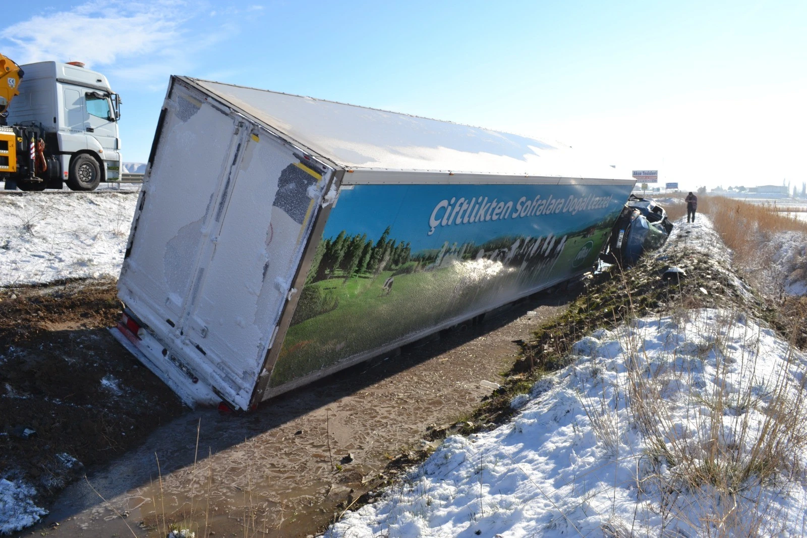 Otomobille tır çarpıştı: 1 polis ağır yaralı