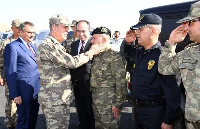 Orgeneral Hulusi Akar sınır birliklerini denetledi