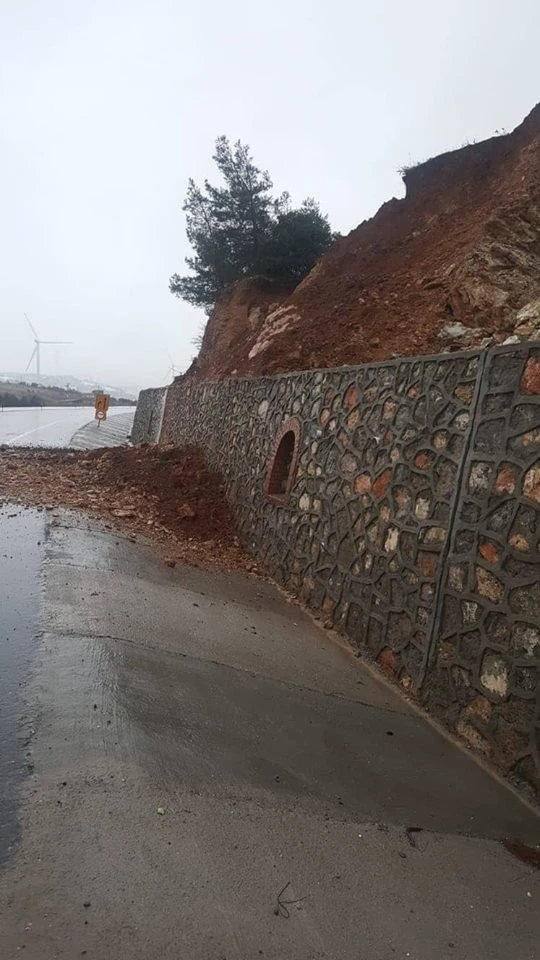 Nurdağı-Osmaniye D-400 karayolunda aşırı yağışlar nedeniyle heyelan tehlikesi