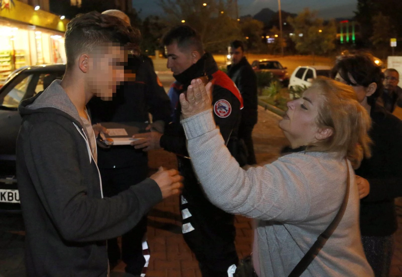 İranlı turist kaza yapan oğlunu böyle tokatladı