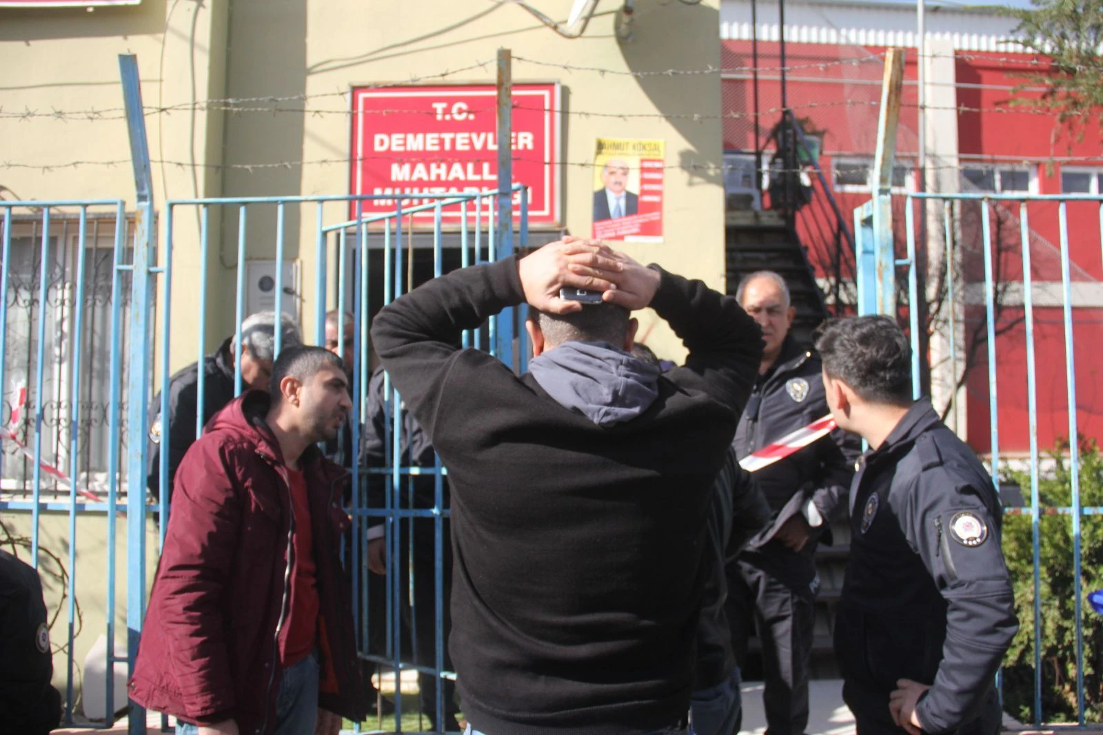 Müteahhit, muhtarlık binasında intihar etti