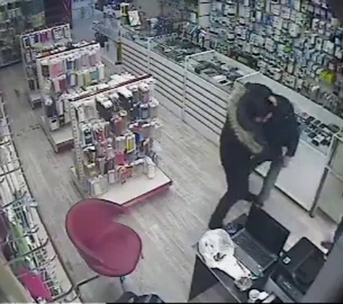 Cep telefonu hırsızı ile çalışanın boğuşma anı kamerada