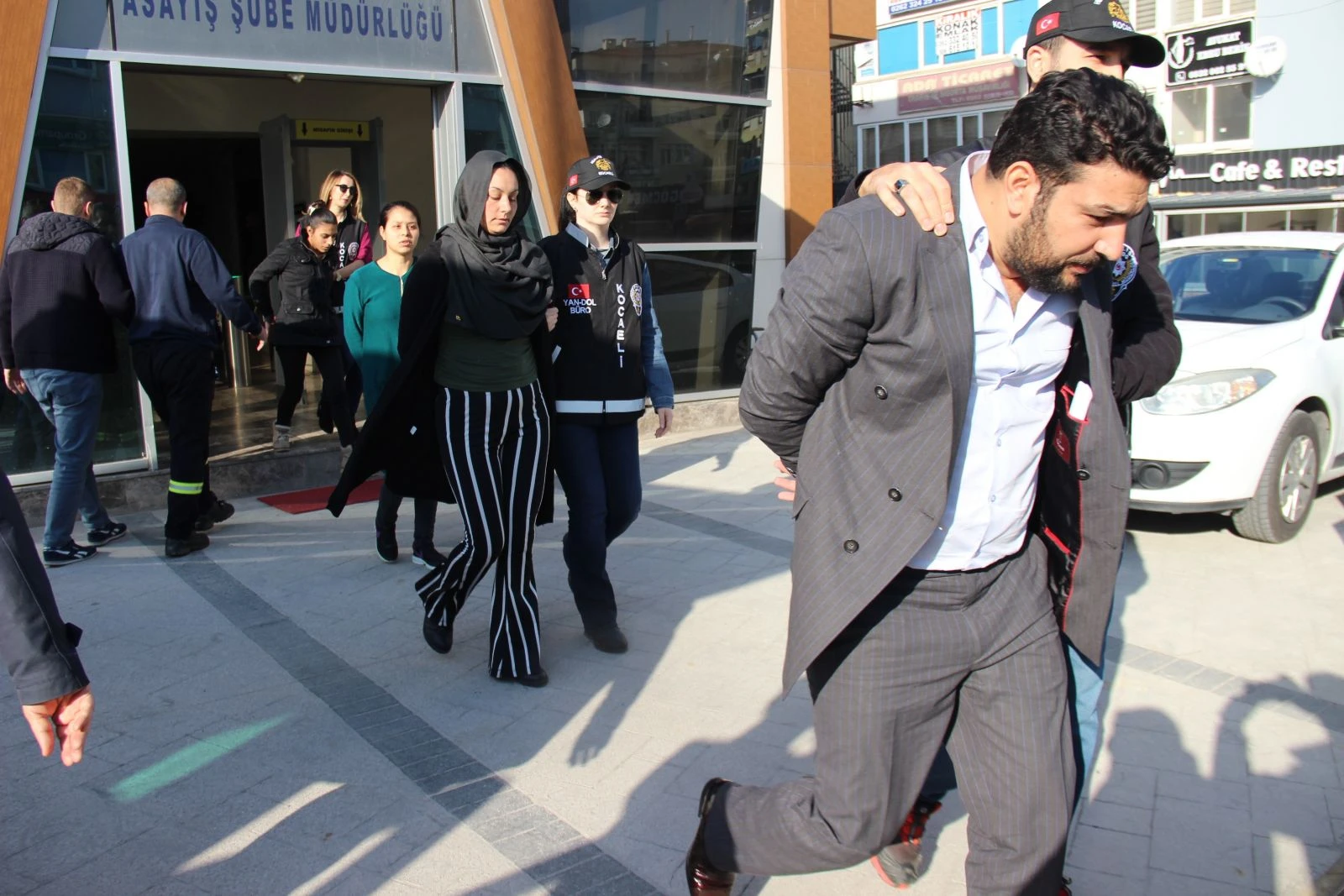 Bohçacı kılığında girdikleri evlerden 20 bin TL vurgun yapan çete çökertildi