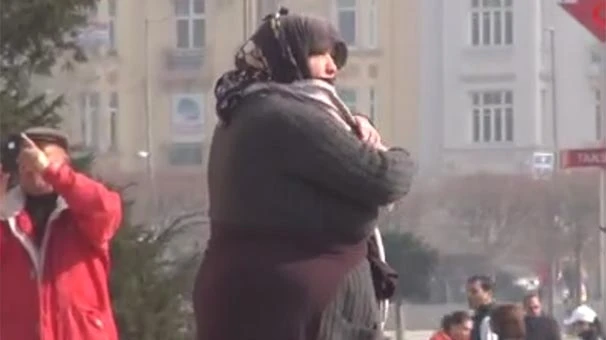 Taksim Meydanı'na geldi, eski kıyafetlerini giyerek dilendi