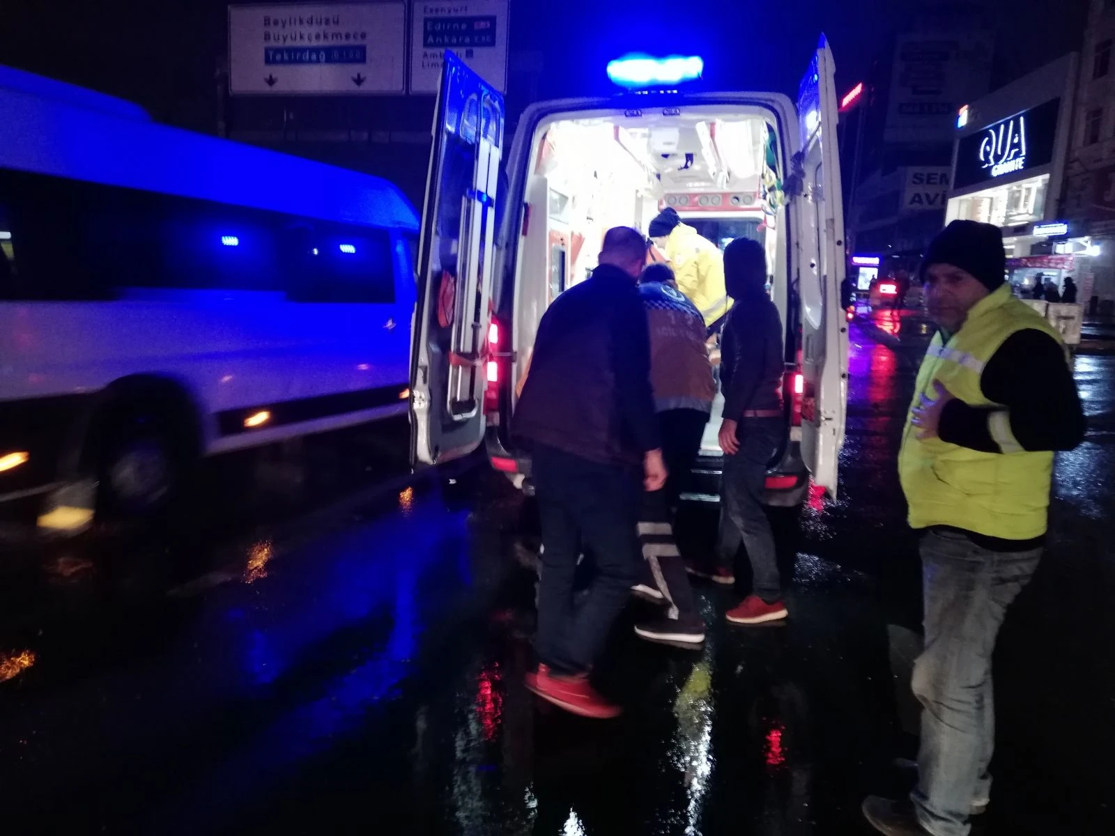 Avcılar’da E-5 yanyol’da yere düşen eşyasını almaya çalışan yaşlı adama araba çarptı