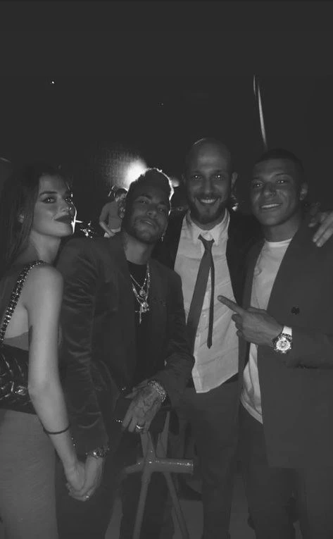 Neymar ile el ele tutuşan Türk kızı okları üstüne çekti