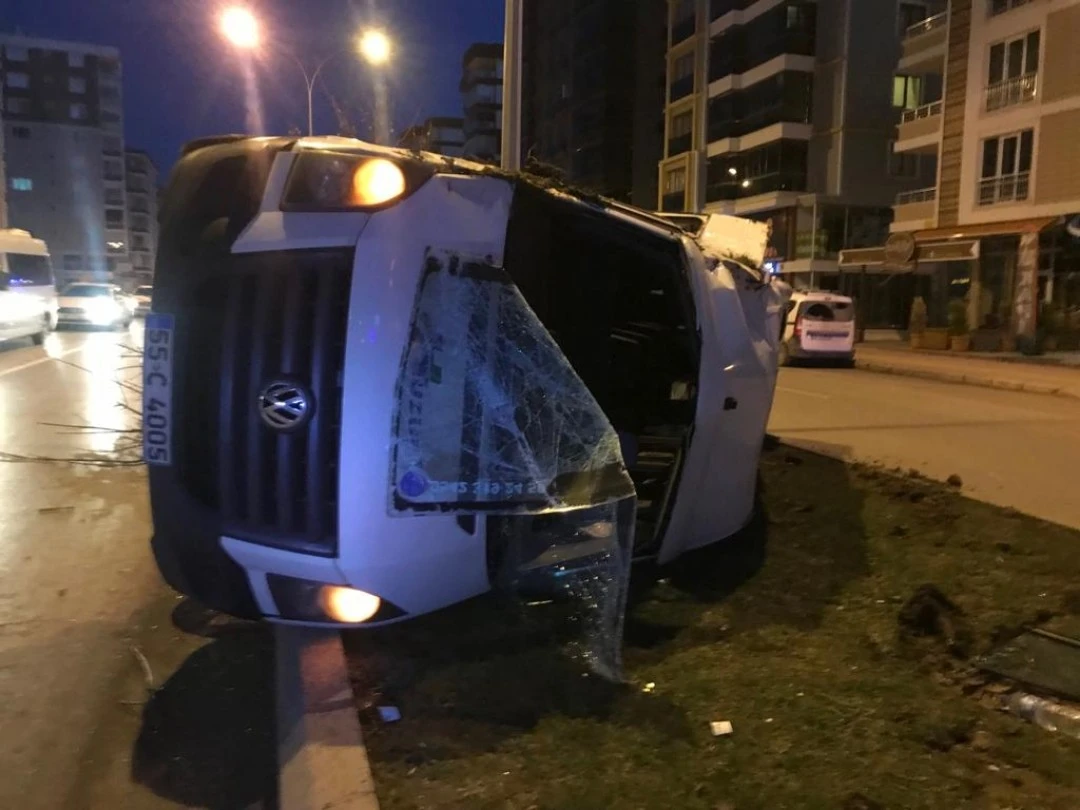 Samsun'da servis minibüsü kaza yaptı: 2 yaralı