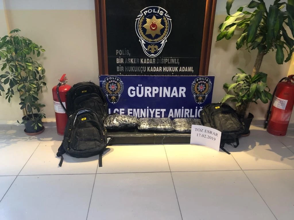 15 kişilik minibüste 38 kaçak şahıs ile 11 kilo esrar çıktı