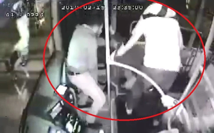 Otobüsünde genç kızı taciz ettiği iddia edilen şahsı döverek karakola teslim etti