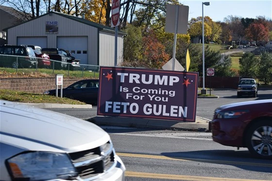 Pensilvanya'da 'Trump senin için geliyor FETO Gülen' pankartı açıldı