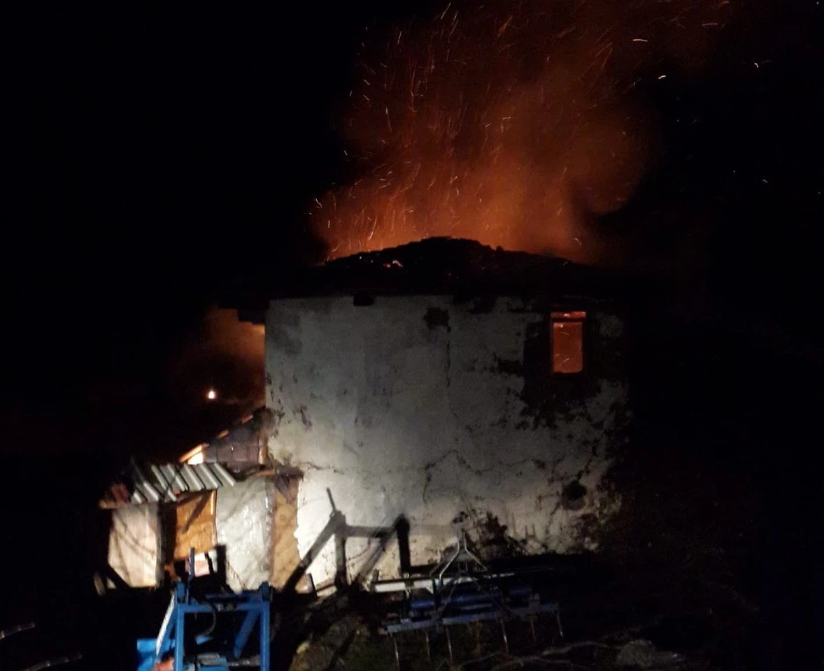 Pazaryeri'nde ev yangını