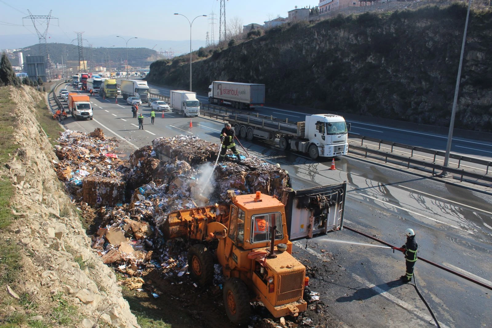 Alev alev yanan kağıt yüklü tır, TEM’i trafiğe kapattı