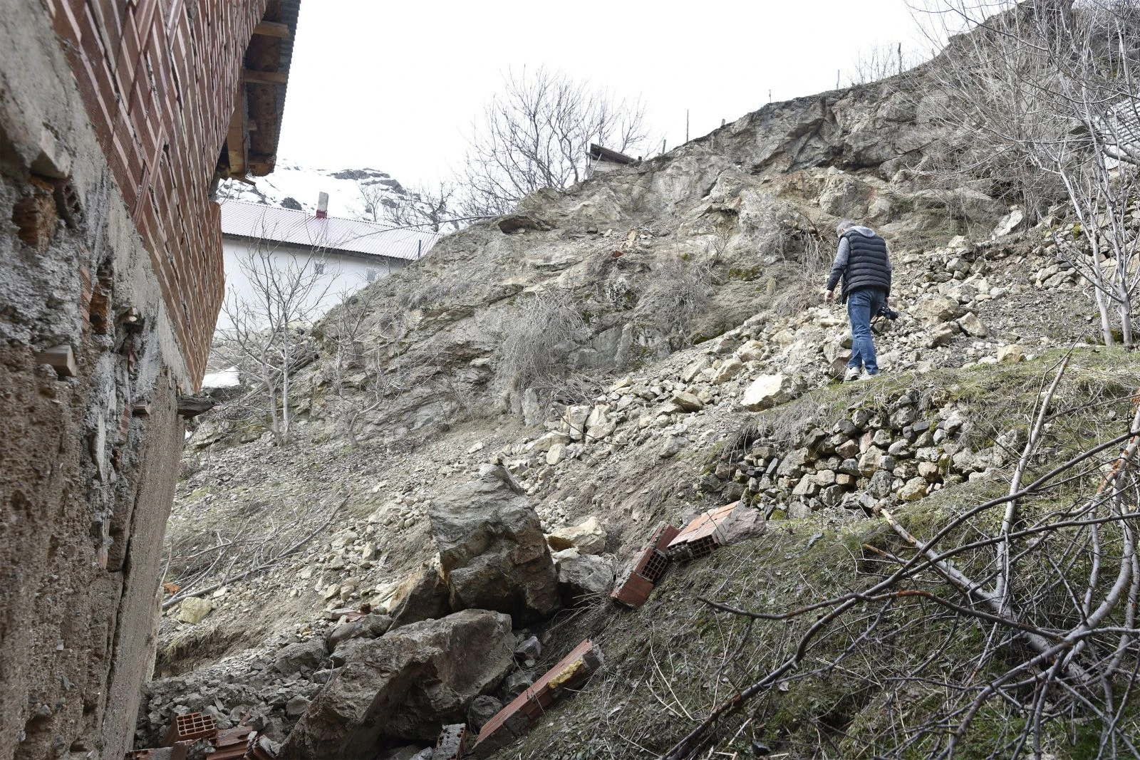 Gümüşhane’de dağdan kopan kayalar evin üzerine yuvarlandı